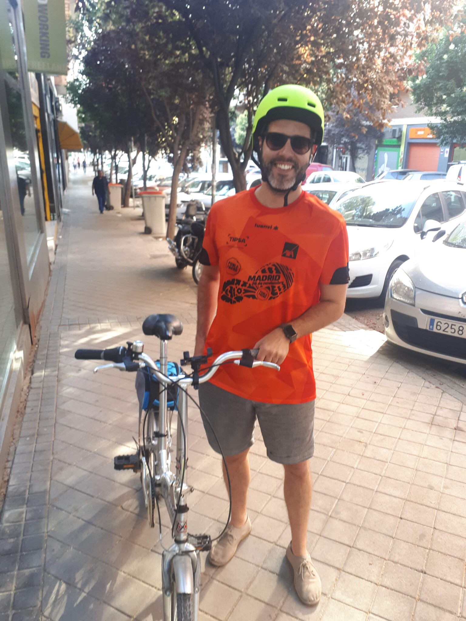Autónomo cultura coworking Autónomo llegando en bici a Freeland Coworking