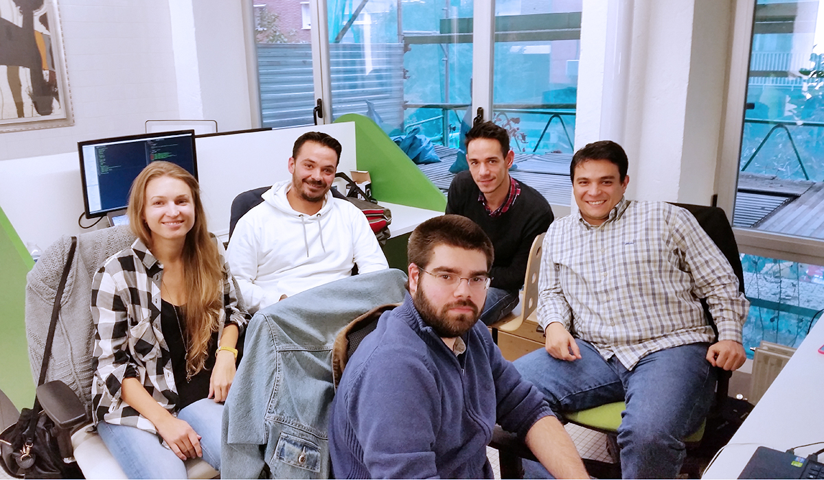 Cinco miembros de la startup tecnológica Tutellus posan mientras trabajan en el espacio de coworking Freeland en Madrid