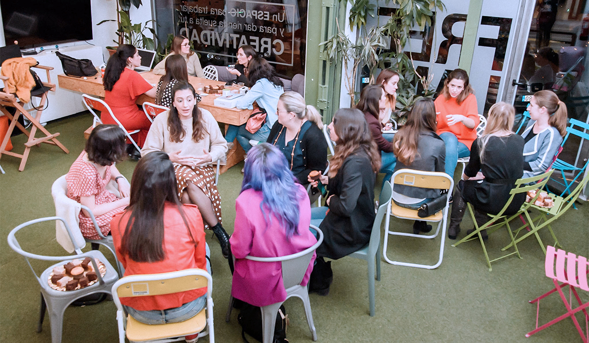 Grupo de emprendedoras colaborando en Freeland Coworking